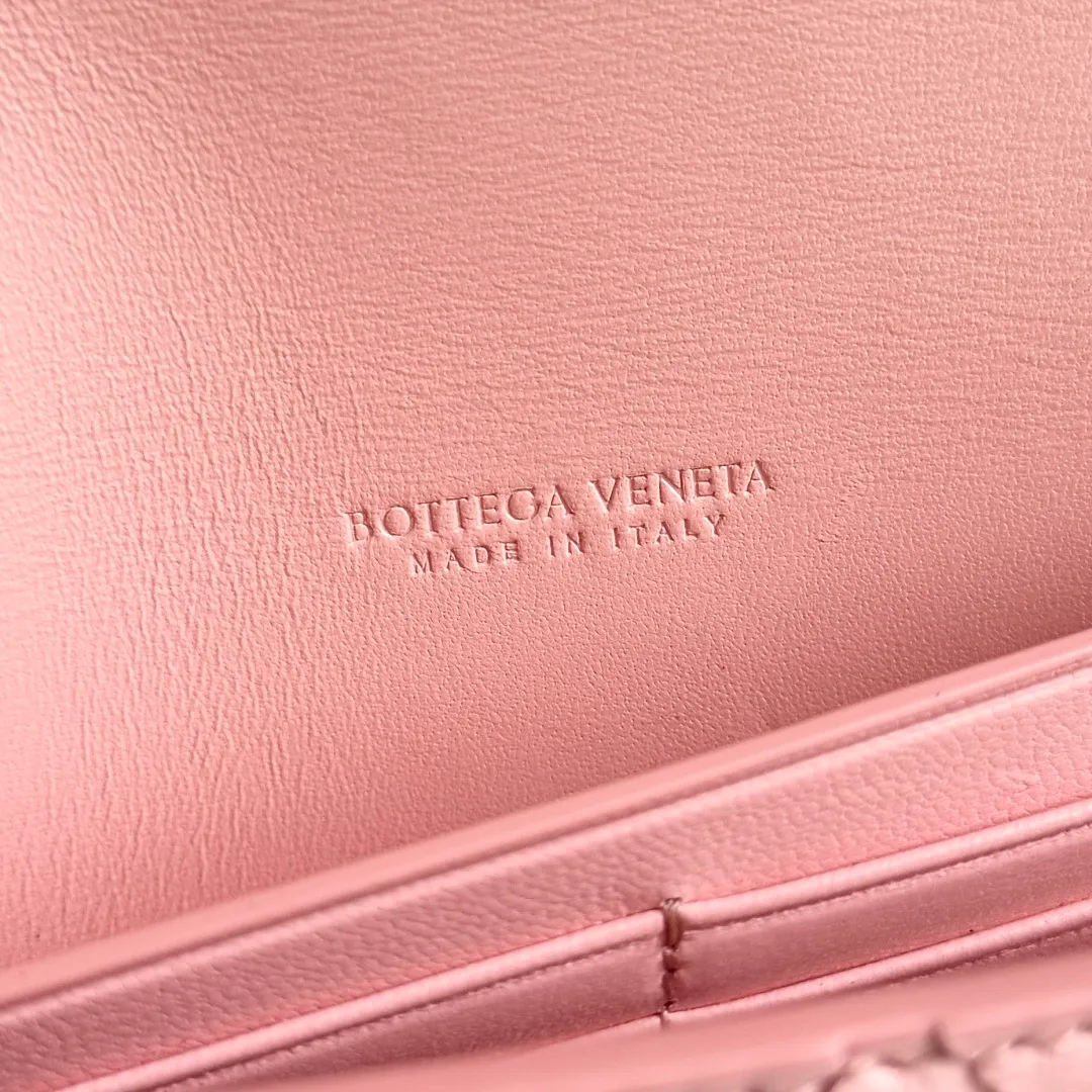 The batch of 1360 BV Andiamo evening handbags has been heavily planted again~ The designer aesthetics in the era of economic downturn are back. I fall in love with it at first sight and can't put it down. It's so beautiful and full of aura. The shape and texture are very competitive. It's light in weight and has sufficient capacity. It's a must-have for fashionistas. It's suitable for many occasions, minimalist, high-end and light luxury. Model No.: 741511 Size: 31*13*3cm